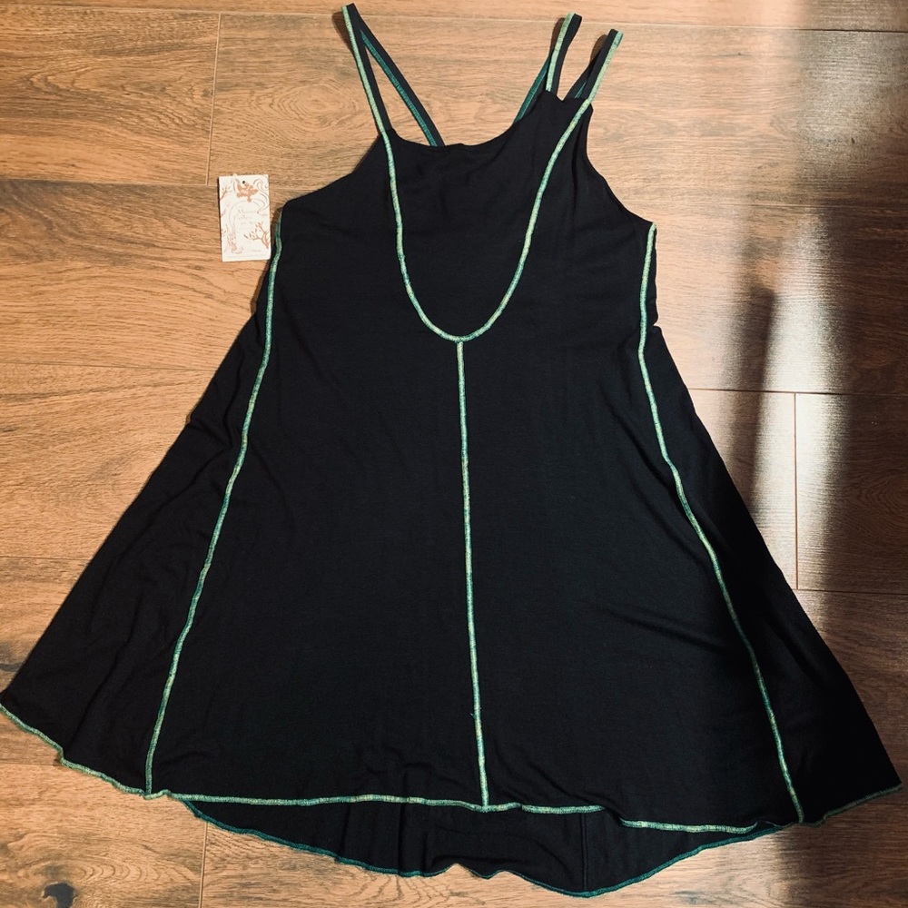 Black dress with green details 🖤🌿 L